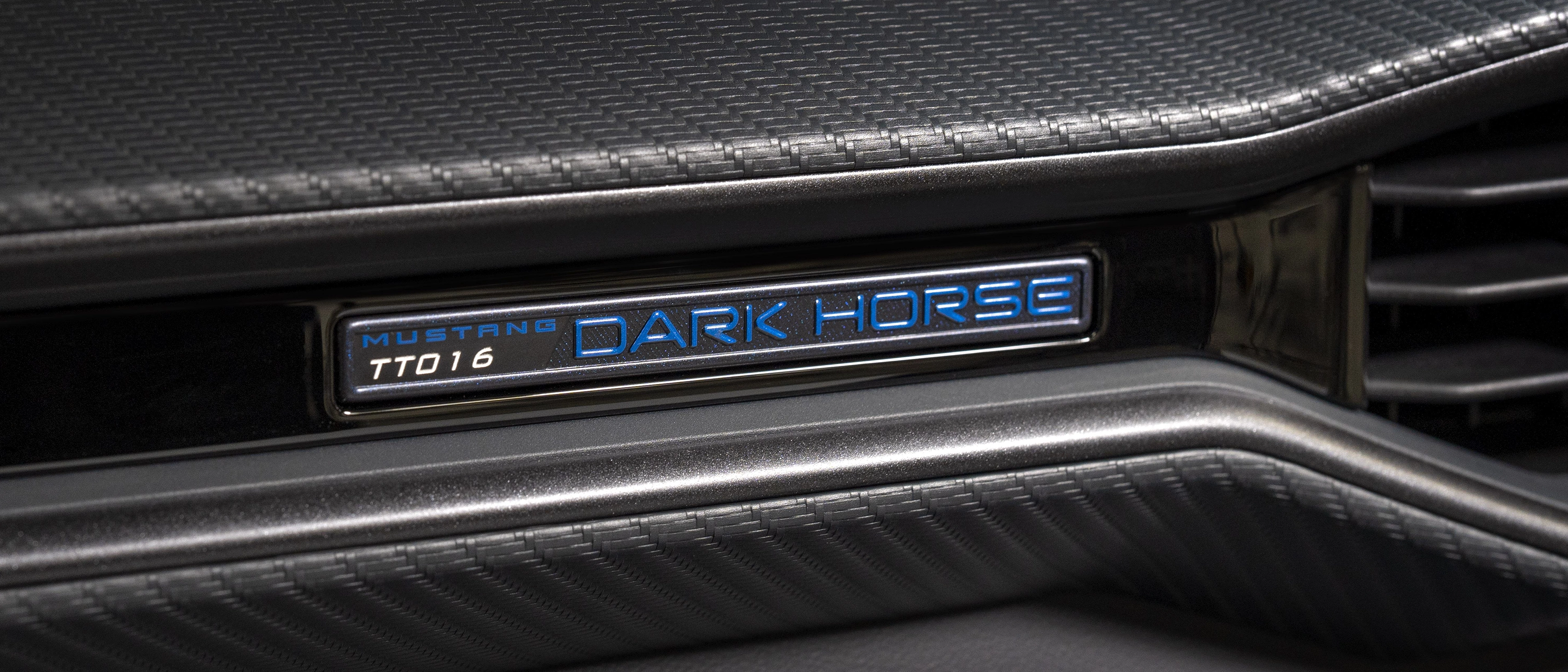 Insignia interior de Ford Mustang Dark Horse