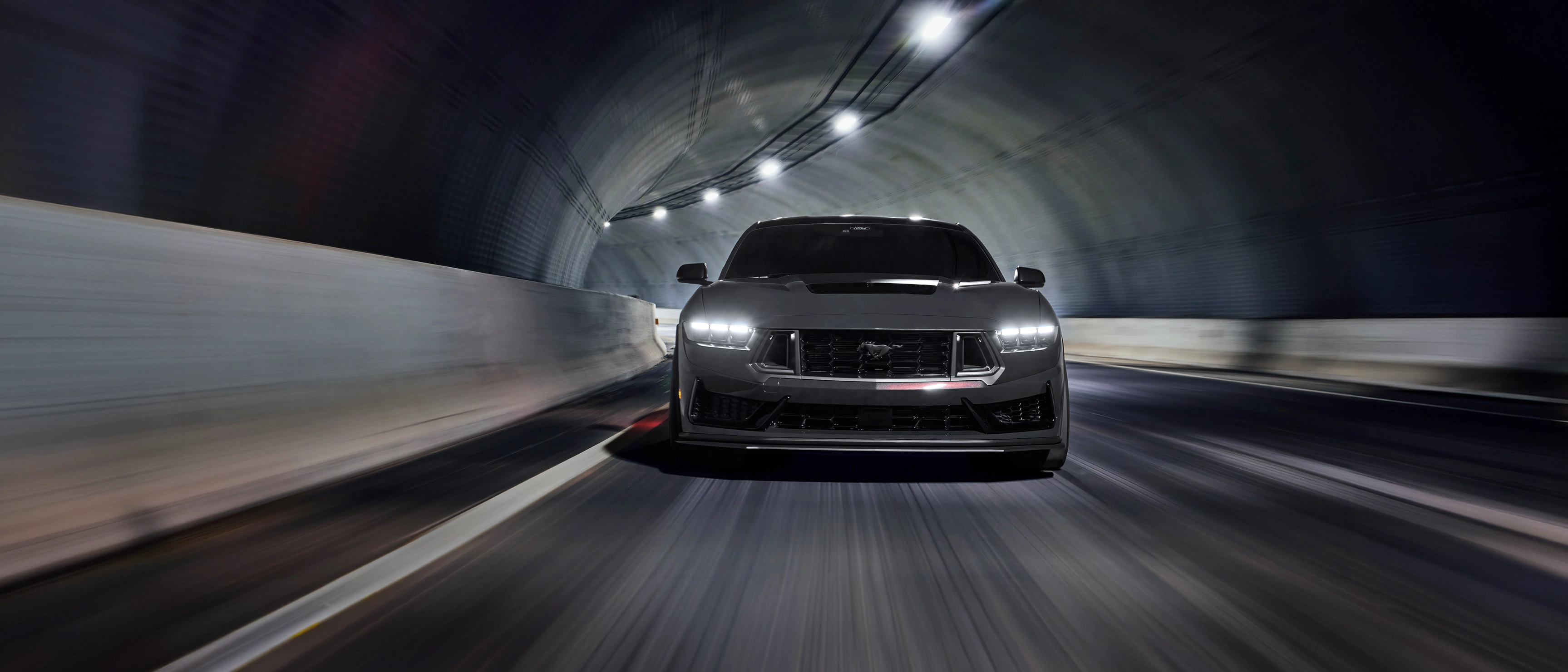 Ford Mustang Dark Horse andando en un túnel