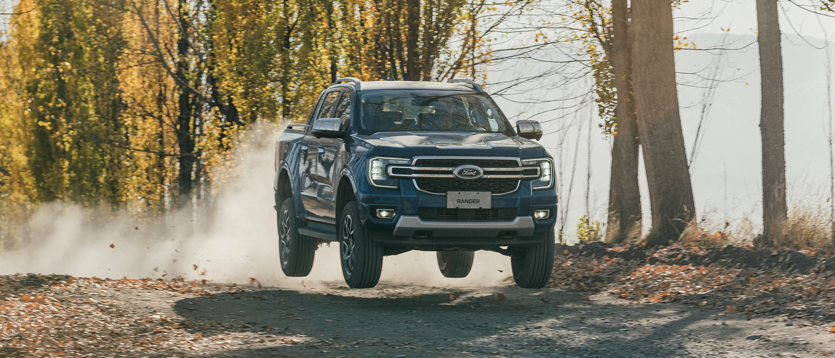 Ford Ranger en velocidad en calle de tierra