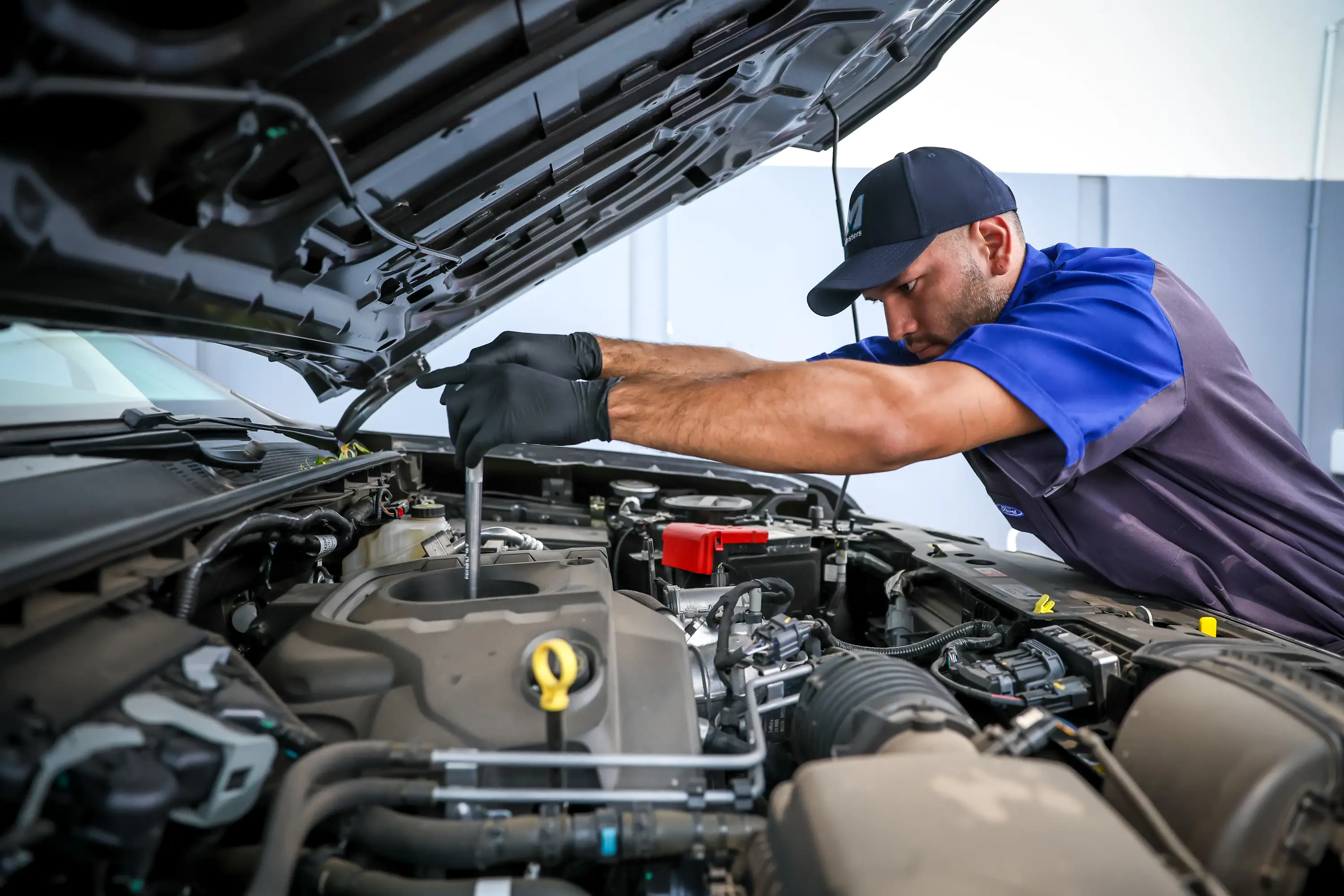 Técnico Ford instalando un repuesto original en el vehículo