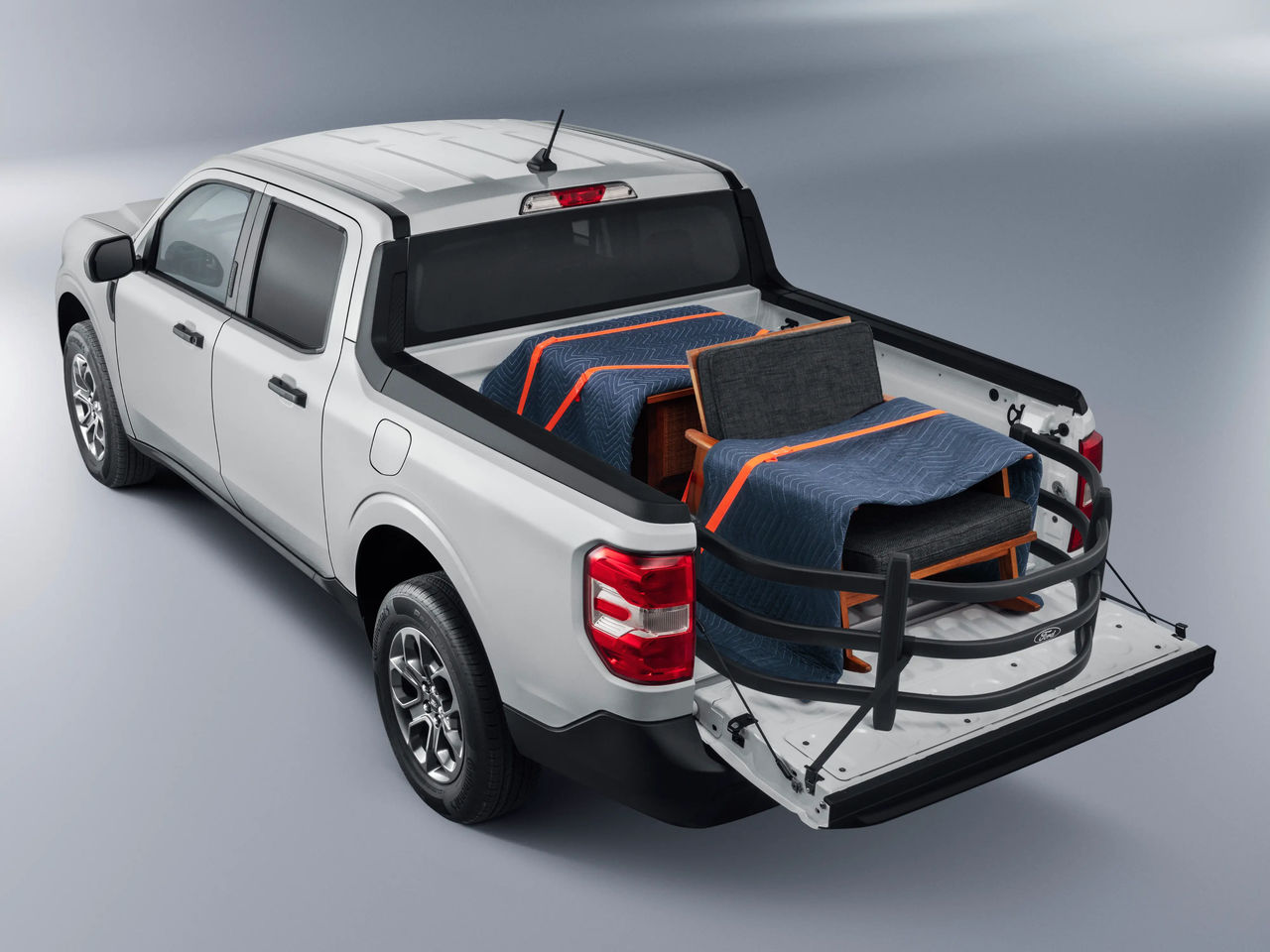Extensor negro de aluminio desplegado sobre la caja abierta de una Ford Maverick