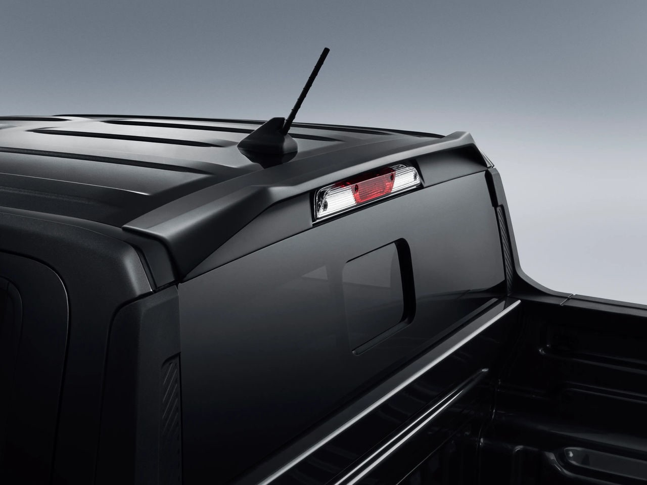 Spoiler negro colocado sobre la parte trasera de la cabina de una Ford Maverick