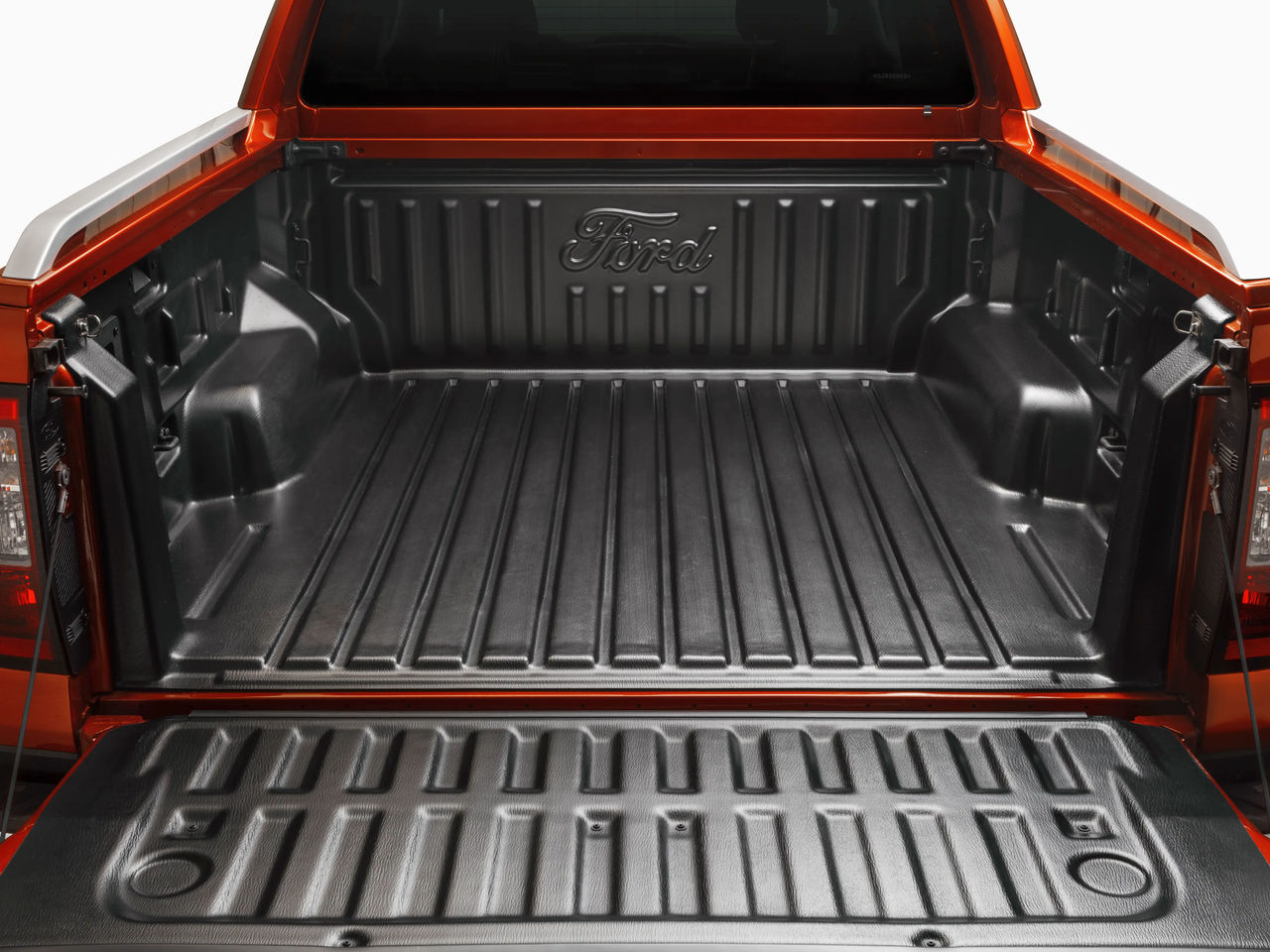 Bedliner negro antideslizante cubriendo la plataforma de carga de una Ford Ranger