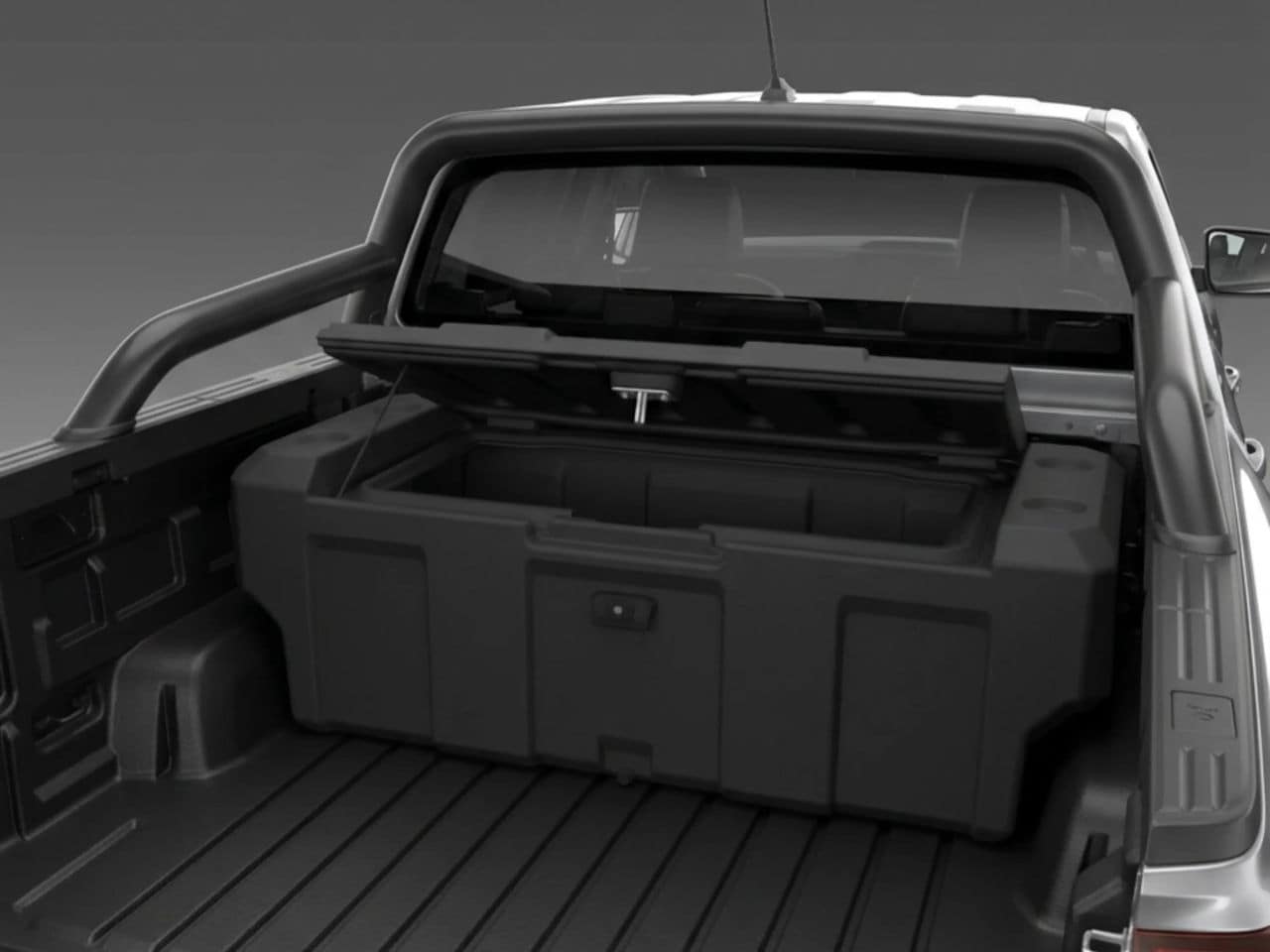 Caja de herramientas negra montada detrás de la cabina de una Ford Ranger