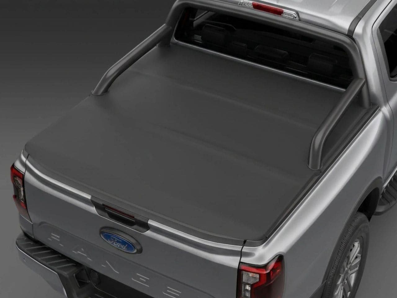 Capota de lona negra cerrada sobre la caja de carga de una Ford Ranger
