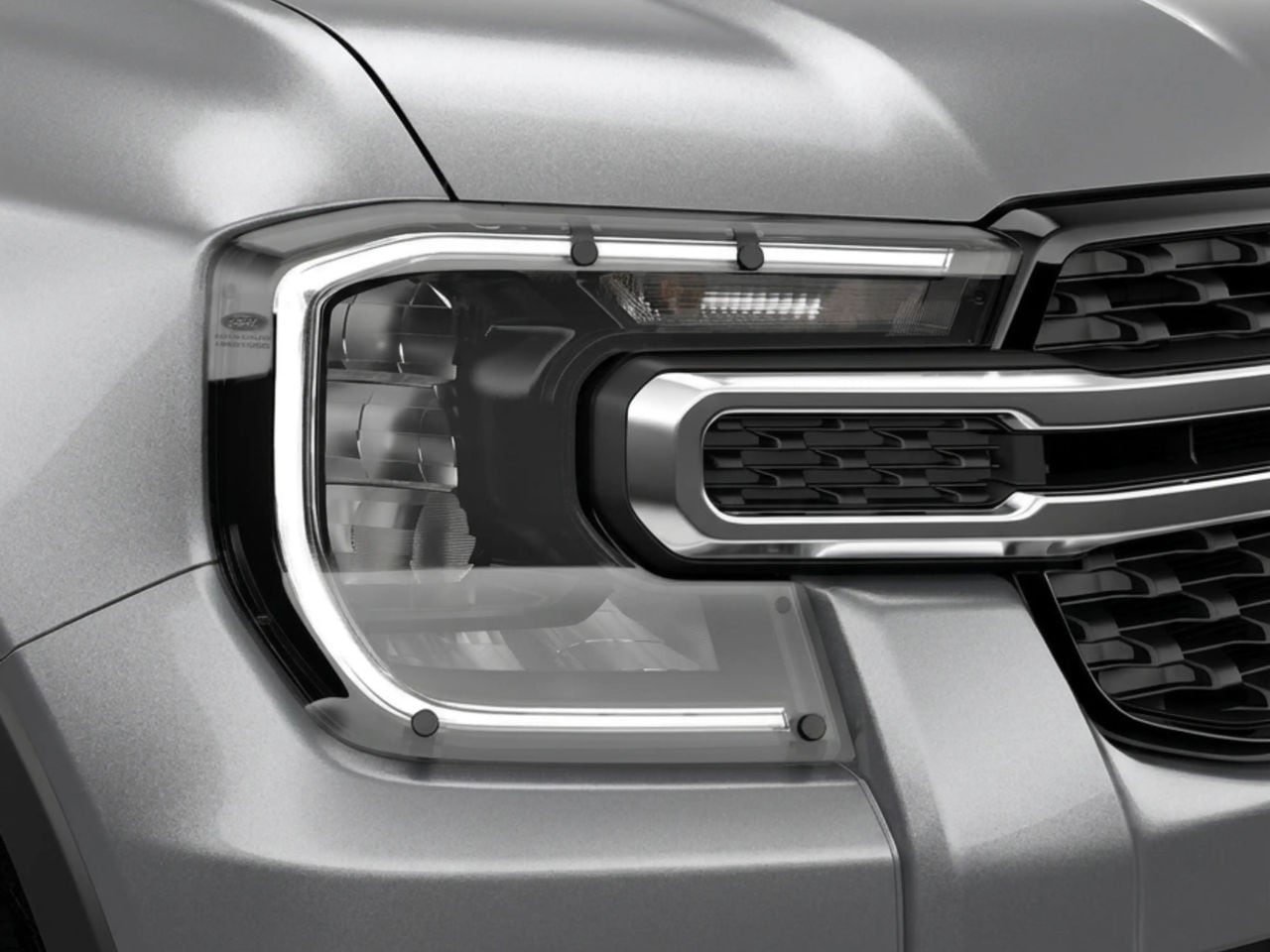 Marco negro mate instalado alrededor del faro delantero de una Ford Ranger