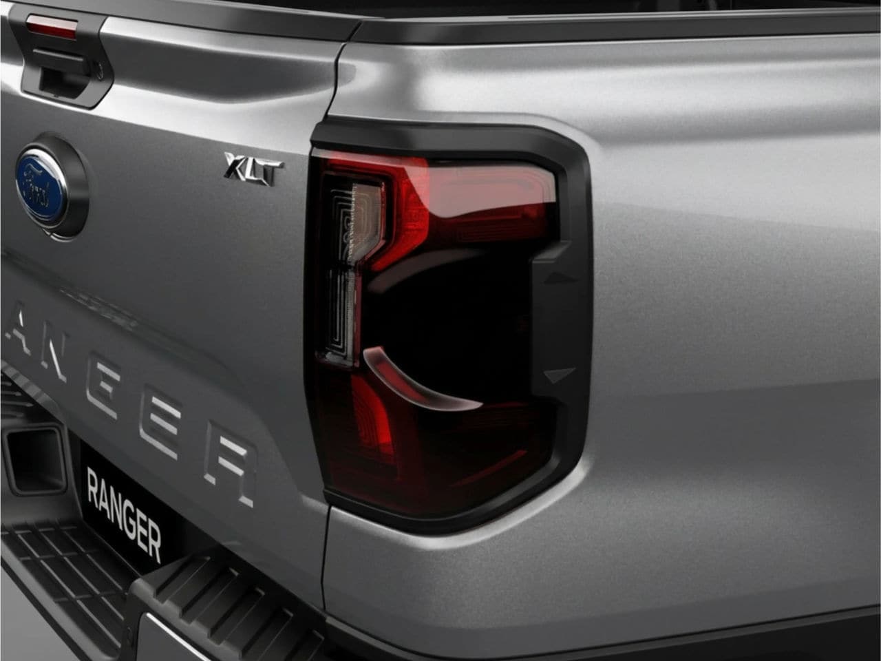 Marco negro mate instalado alrededor del faro trasero de una Ford Ranger