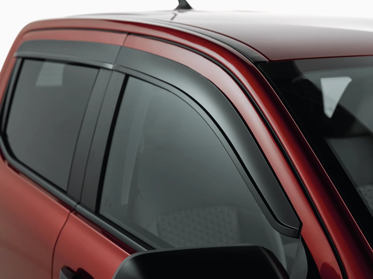 Deflectores ahumados colocados en el borde superior de las ventanas de una Ford Ranger