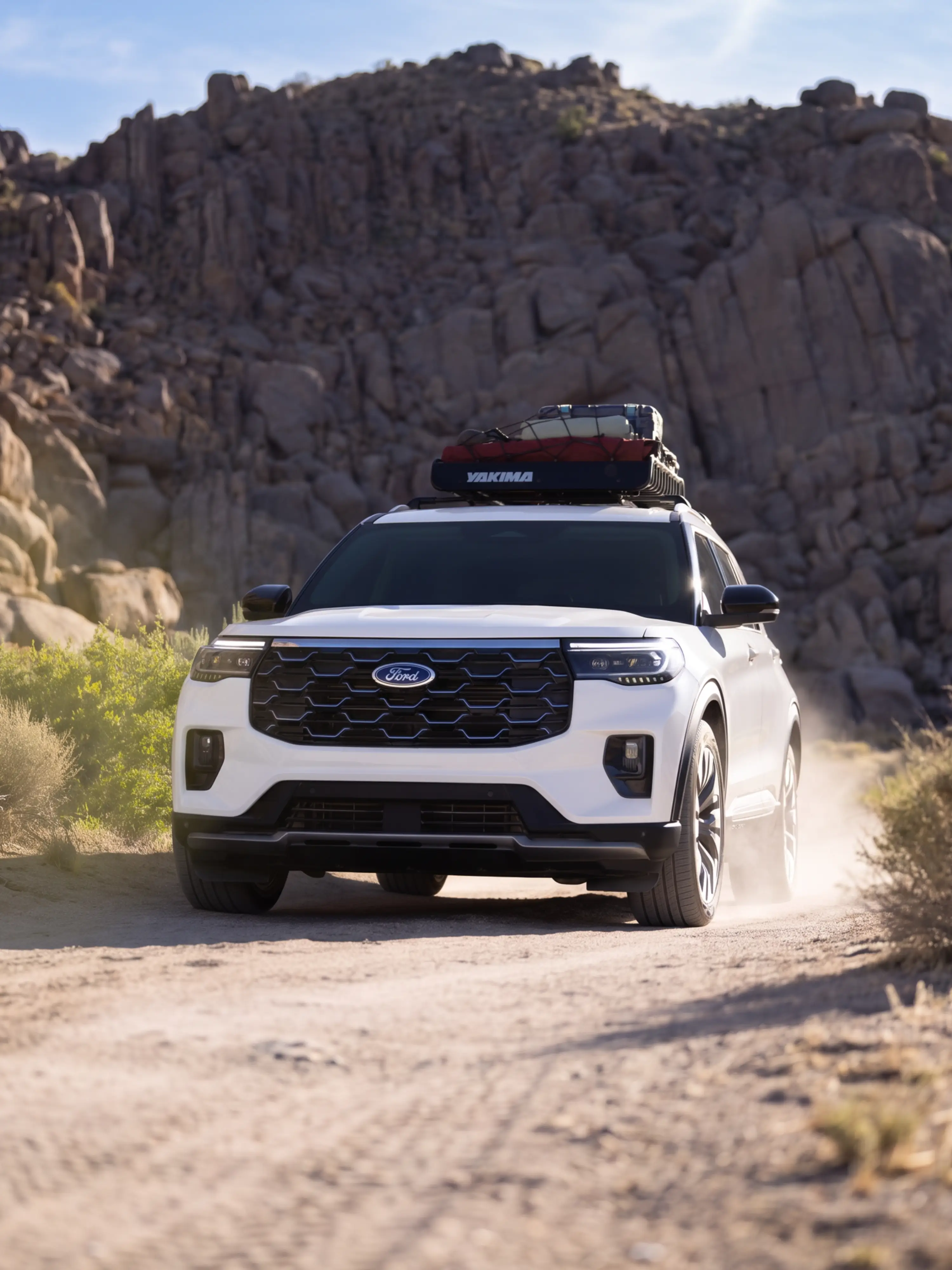 Ford Explorer andando en camino de tierra