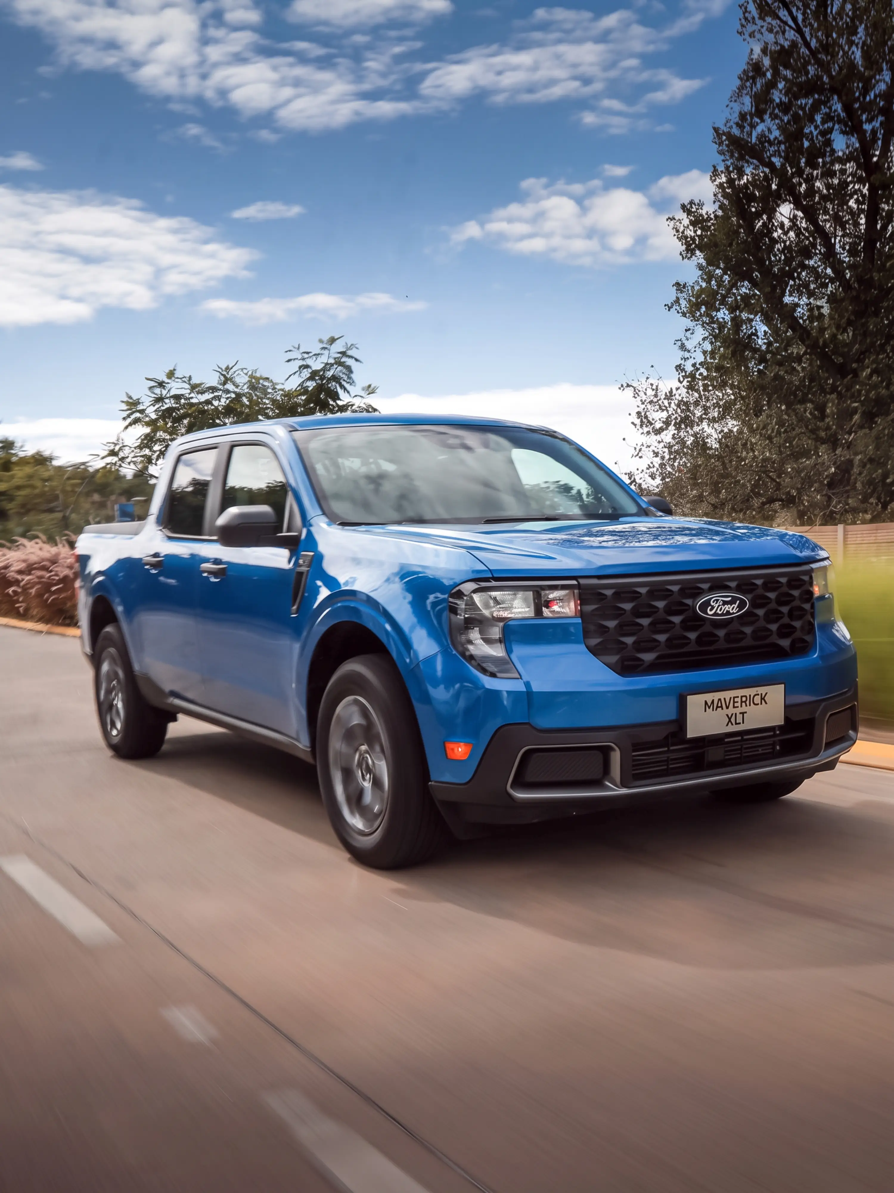 Ford Maverick XLT de perfil con accesorios exteriores en un entorno urbano