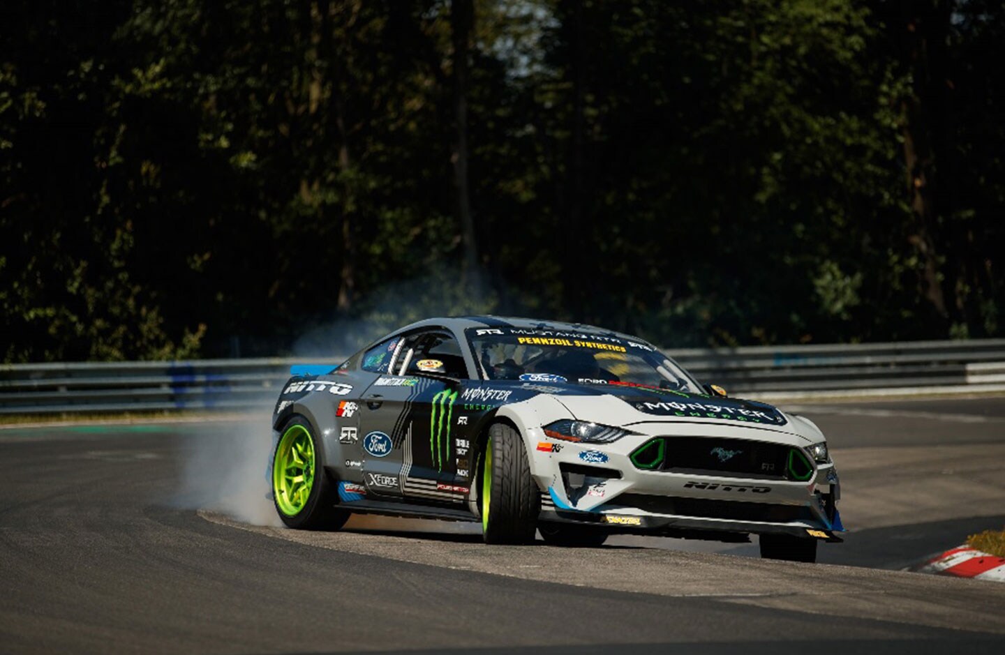 Mustang RTR de 900 caballos se convierte en el primer vehículo en recorrer el legendario circuito de Nürbutgring haciendo drift