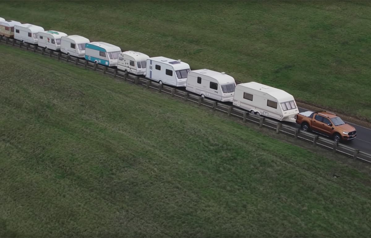 New Ford Ranger remolca una caravana de 15 tráilers