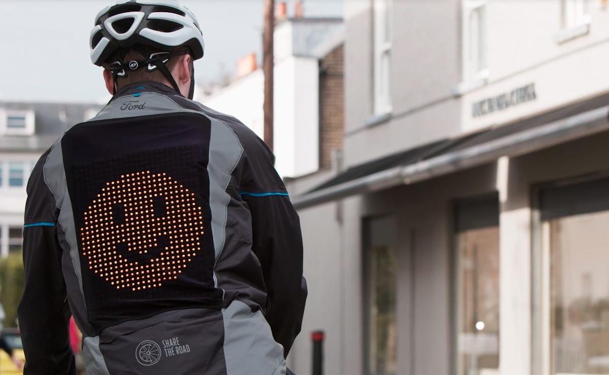 Ford crea una casaca con ‘emojis’ para que los ciclistas puedan comunicarse en las calles