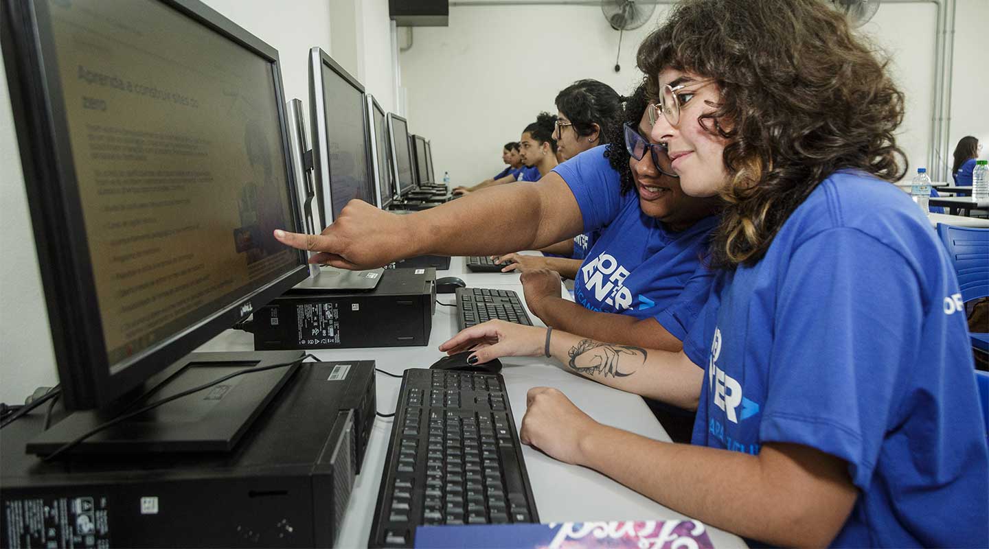 Inician las clases en programación de Ford