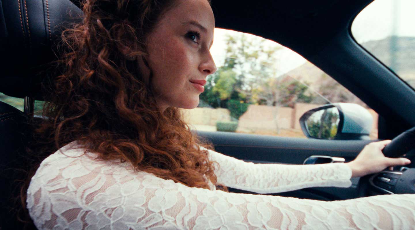 Novia viendo el retrovisor de la nueva Territory