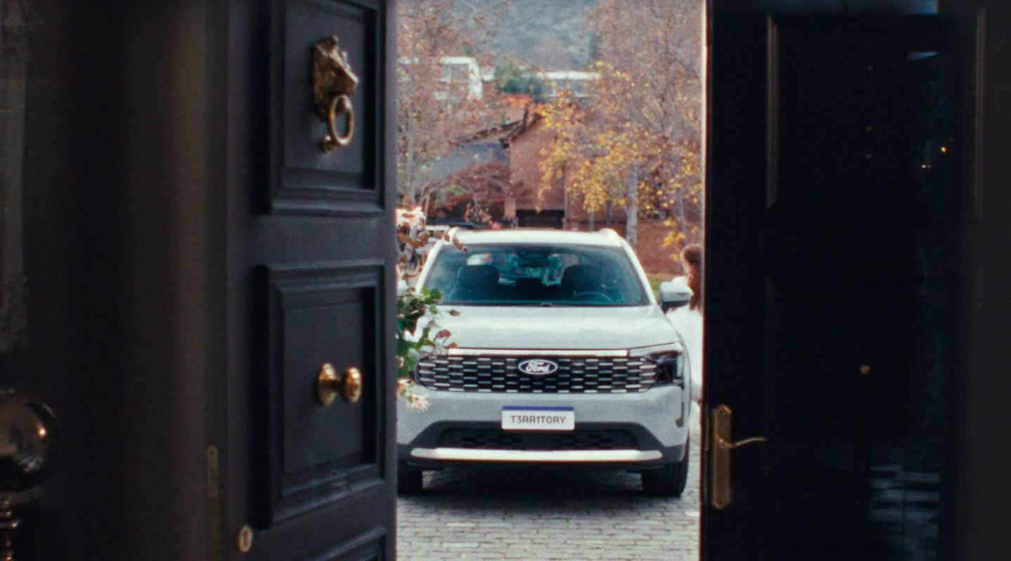 Frente de la nueva Territory ante una puertas abiertas