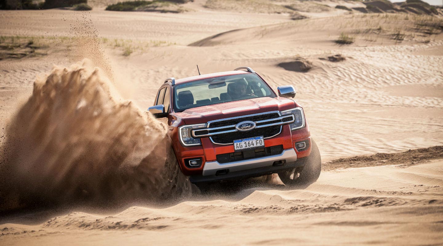 A continuación, las 5 razones que hacen de Ford Ranger la pick-up más avanzada, y la referencia del segmento:     1. Diseño robusto y detalles inteligentes: la camioneta proyecta una imagen de fuerza y capacidad con un diseño que luce con orgullo su ADN Raza Fuerte, con guiños a la icónica Serie F, que le otorga un perfil musculoso y dinámico. Su imponente diseño frontal, con una amplia parrilla cromada y distintivos faros full LED en forma de “C”, define su presencia. Las líneas esculpidas combinan precisión estética con soluciones inteligentes y funcionales: desde el escalón lateral integrado que facilita el acceso a la caja, los guardabarros con molduras protectoras, hasta los aros de aleación de 20 pulgadas.    2. Confort, versatilidad y una experiencia de manejo superior: Ford Ranger® fusiona confort y capacidad con un habitáculo que ofrece un nivel superior de comodidad gracias a su insonorización, materiales de alta calidad con texturas blandas, mayor espacio y soluciones de almacenamiento inteligentes. Además, su sistema de tracción 4WD y múltiples modos de manejo seleccionables, garantizan un desempeño excepcional tanto en rutas pavimentadas como en los caminos más desafiantes, afianzando su reputación off-road.     3. Potencia y rendimiento avanzado: esta pick-up mediana se destaca por sus motorizaciones de última generación. Esto incluye el potente motor V6 3.0L Diesel, que entrega una respuesta excepcional y una capacidad de arrastre formidable, así como el eficiente motor Panther 2.0L Turbo Diesel, cuya producción se inició en febrero de 2025 en la Planta Pacheco, combinando potencia con un consumo optimizado. Asimismo, la inversión de 660 millones de dólares en la planta no solo tuvo como premisa lograr la máxima calidad en cada motor y un mayor contenido local, sino que también refuerza el compromiso de Ford con la industria nacional. 