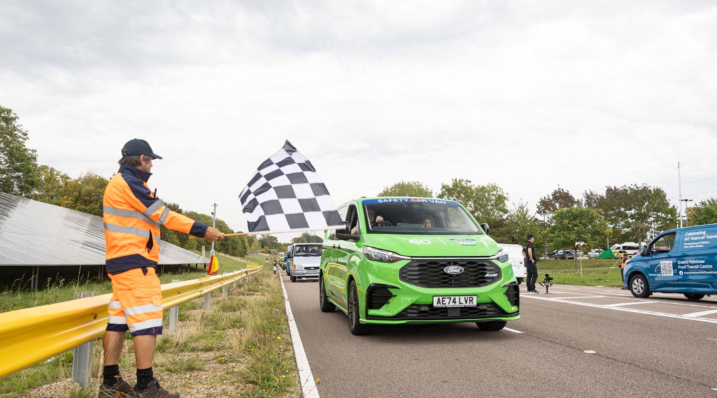 Ford Transit conquista el récord del Desfile de Vans más Grande del Mundo 