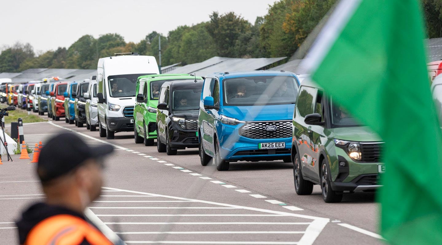 Ford Transit conquista el récord del Desfile de Vans más Grande del Mundo 