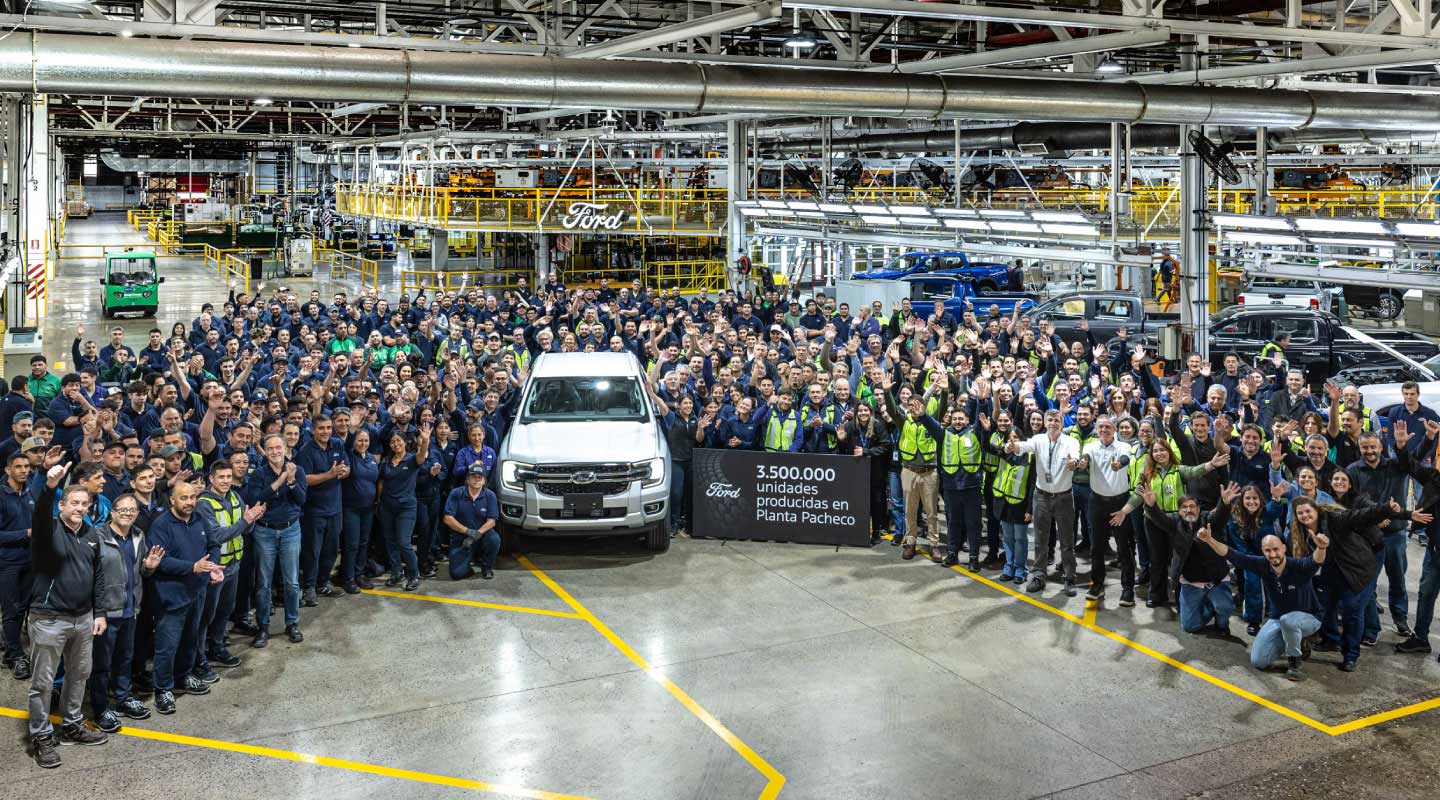 Ranger en la Planta Pacheco con todo el equipo de producción