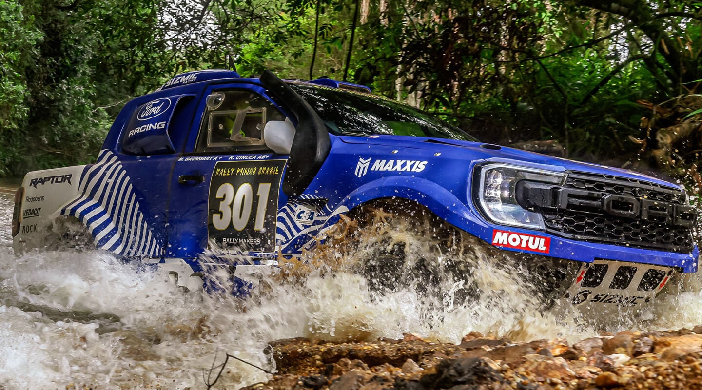 Pick-up Ford Raptor cruzando un río en Rally Raid Jalapao 2026
