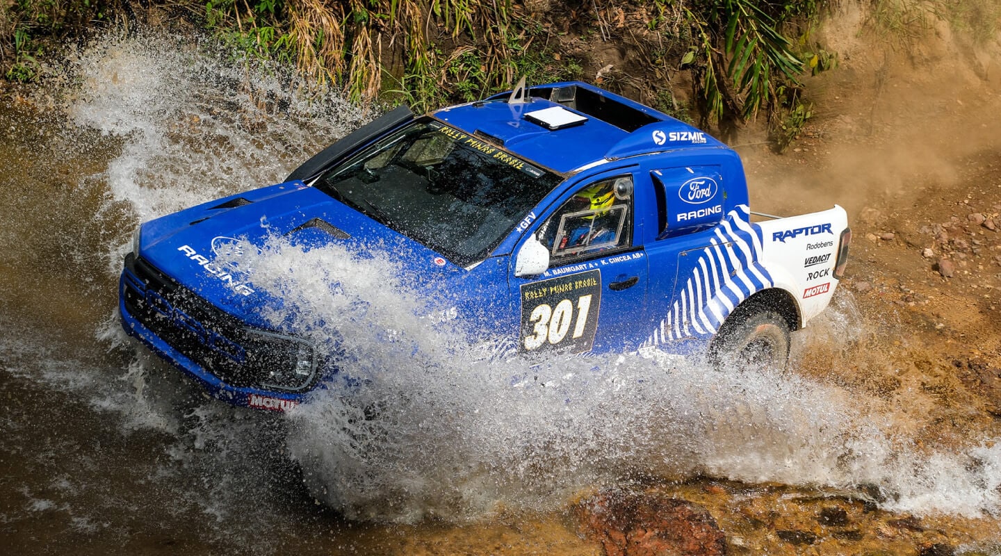 Vista aérea de la pick-up Ford Raptor cruzando un rió en el Rally Raid Jalapao 2026