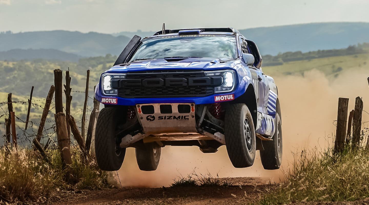 Vista frontal de la pick-up Ford Raptor en un salto como parte del rally Raid Jalapao 2026