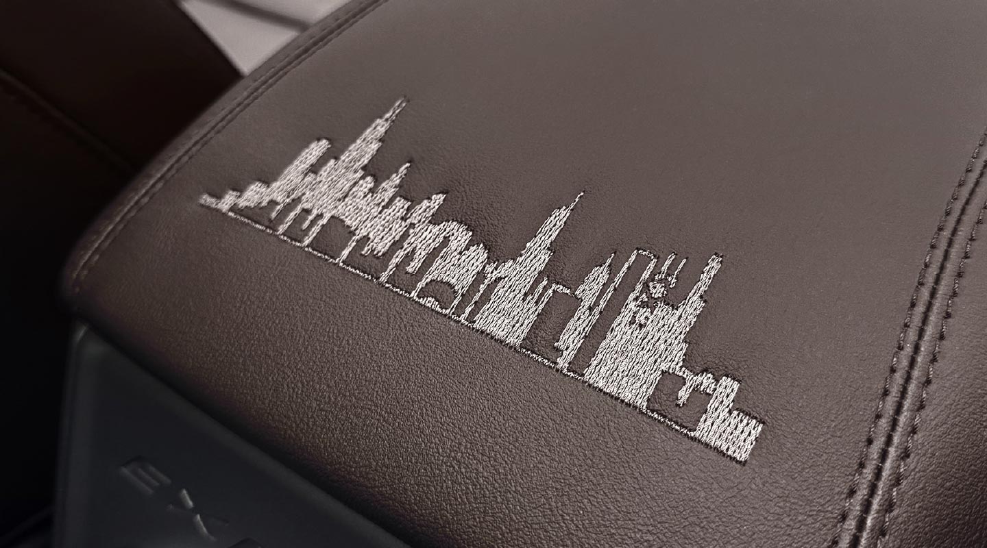 Ford crea Explorer Híbrida para Papa León XIV