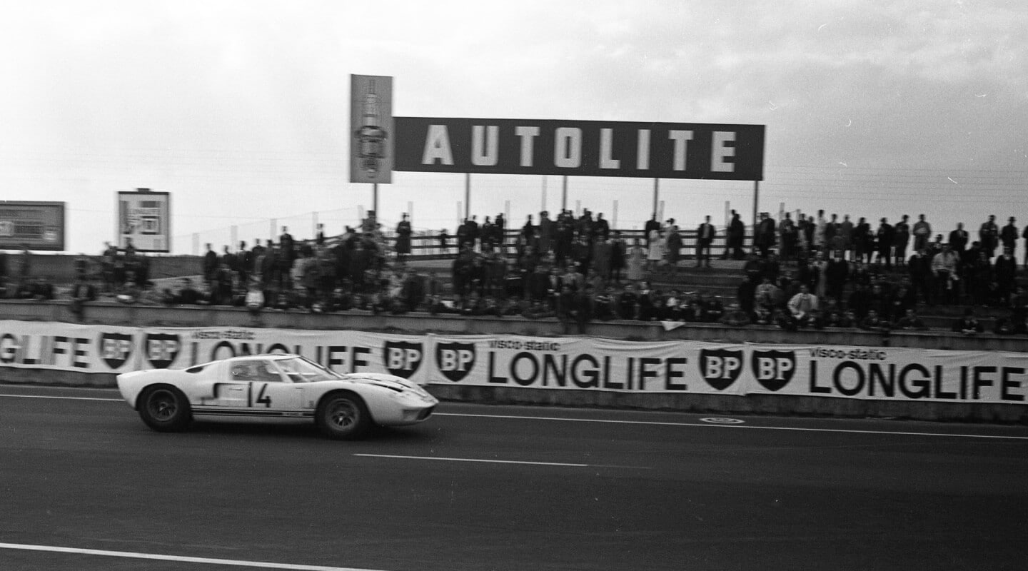 Auto Ford en la pista de Le mans