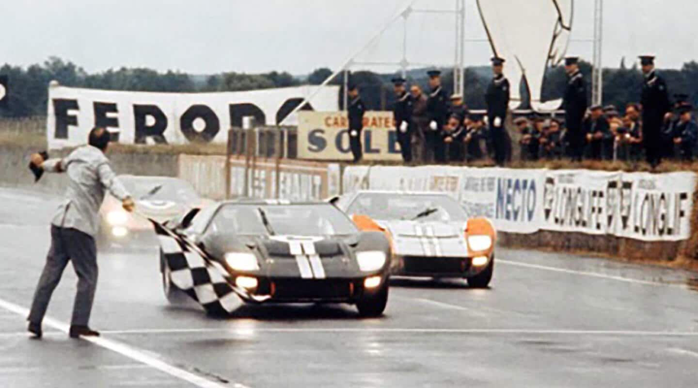 Auto Ford cruzando la meta en la carrera Le mans