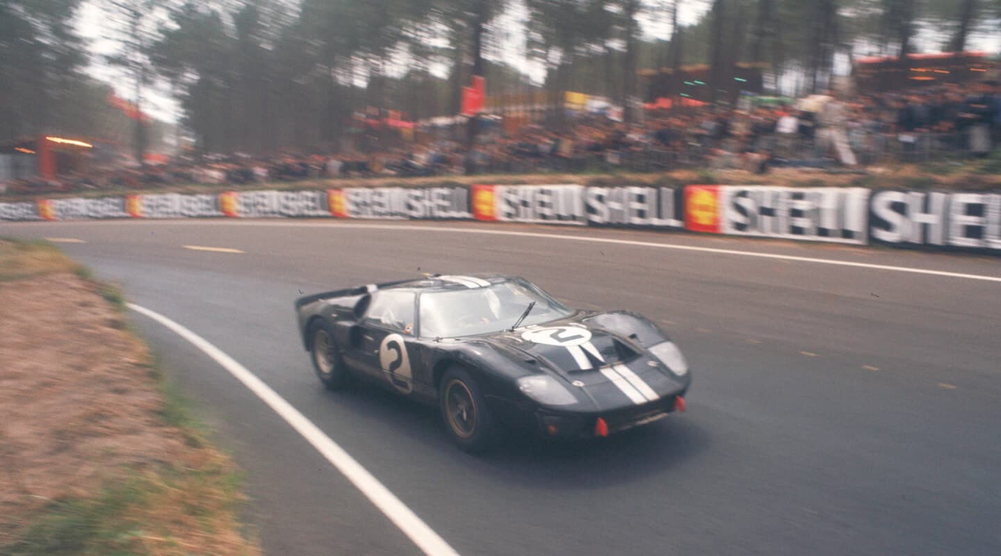 Auto Ford en una curva en el circuito de la carrera Le mans