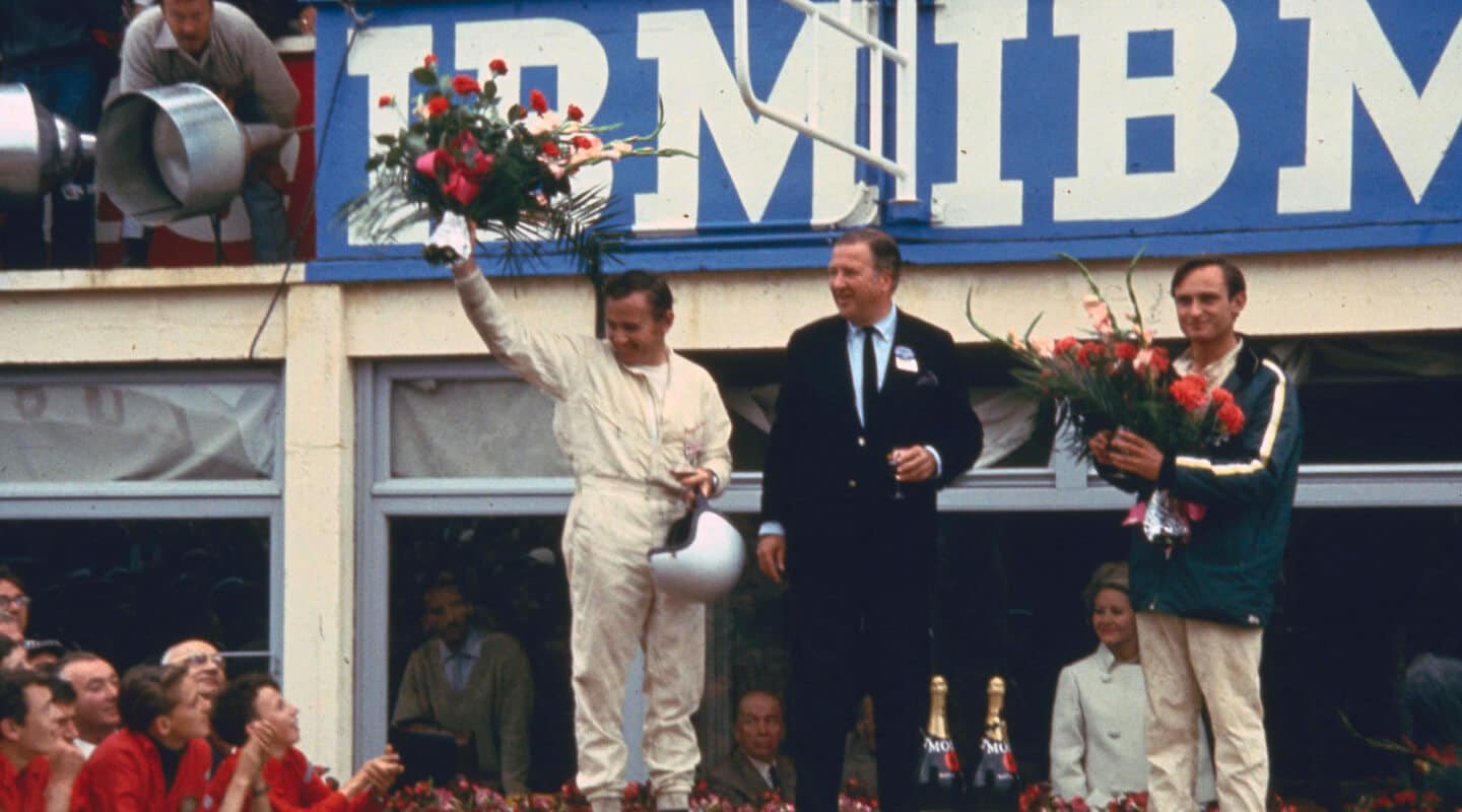 Piloto Ford en el podio de la carrera Le mans