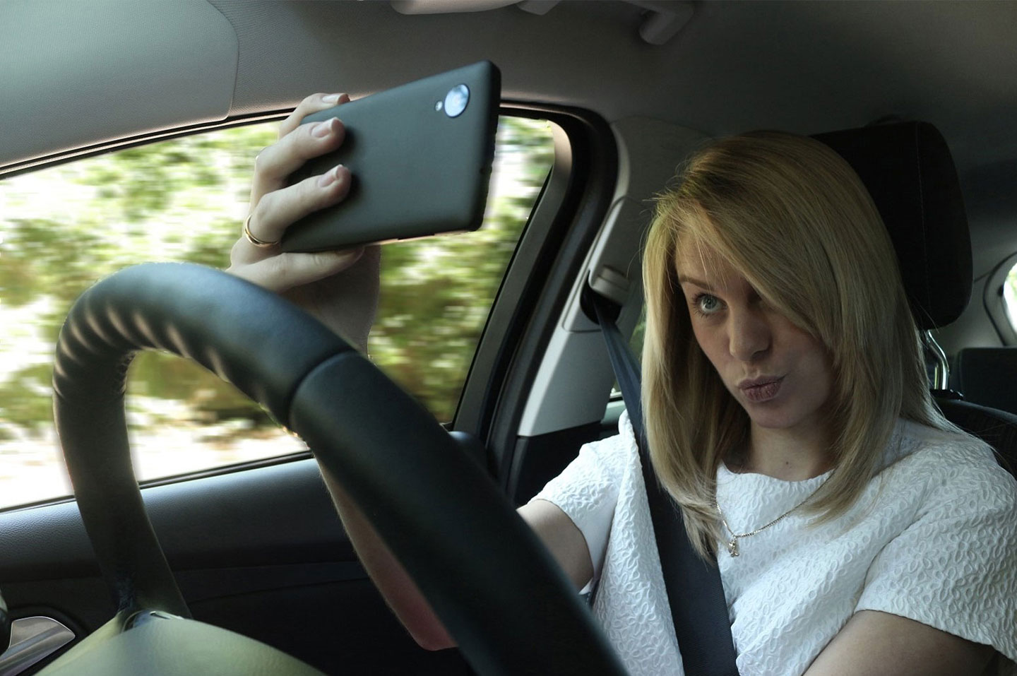 Ford alerta sobre los peligros del uso del celular al volante