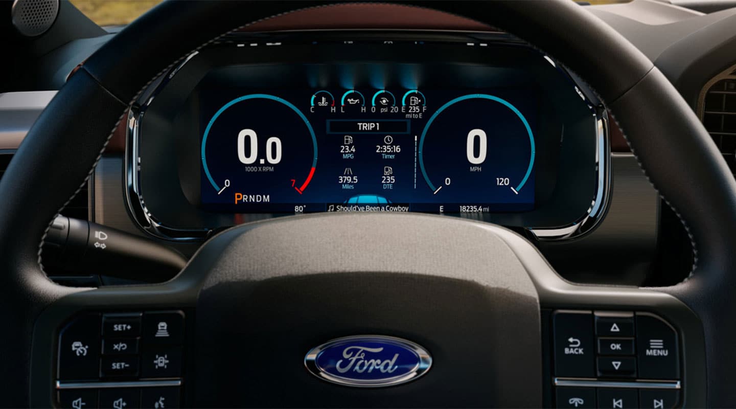 Se muestran el volante y el tablero completamente digital de la Ford F-150