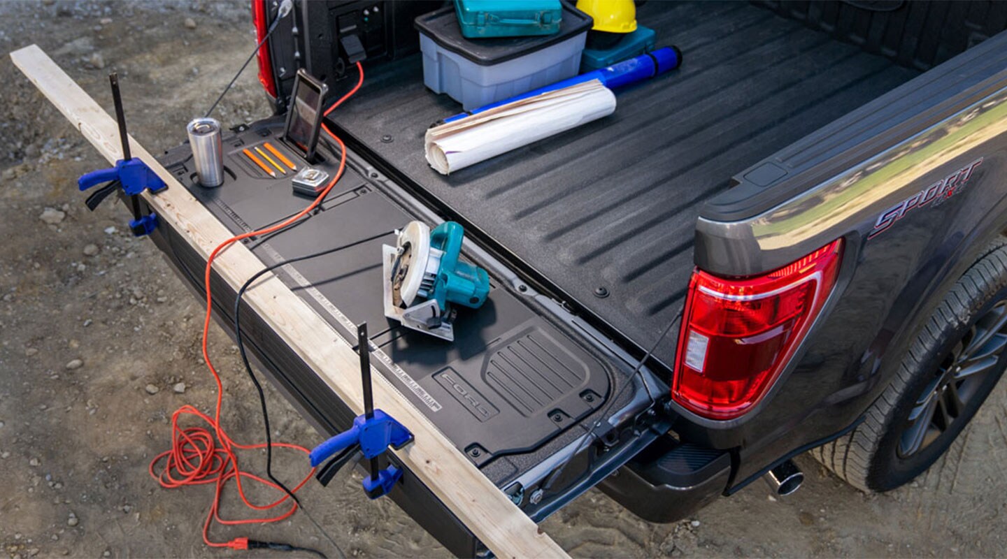 Batea de una Ford F-150 con herramientas de trabajo sobre sí