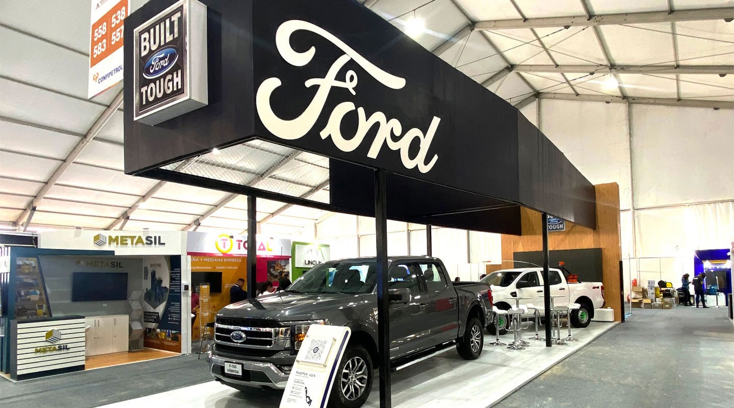 Dos modelos de pickups Ford en exhibición
