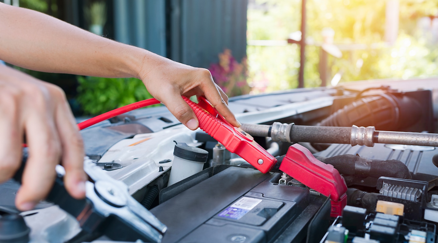 ¿Qué hacer si tu vehículo se queda sin batería en pleno viaje?