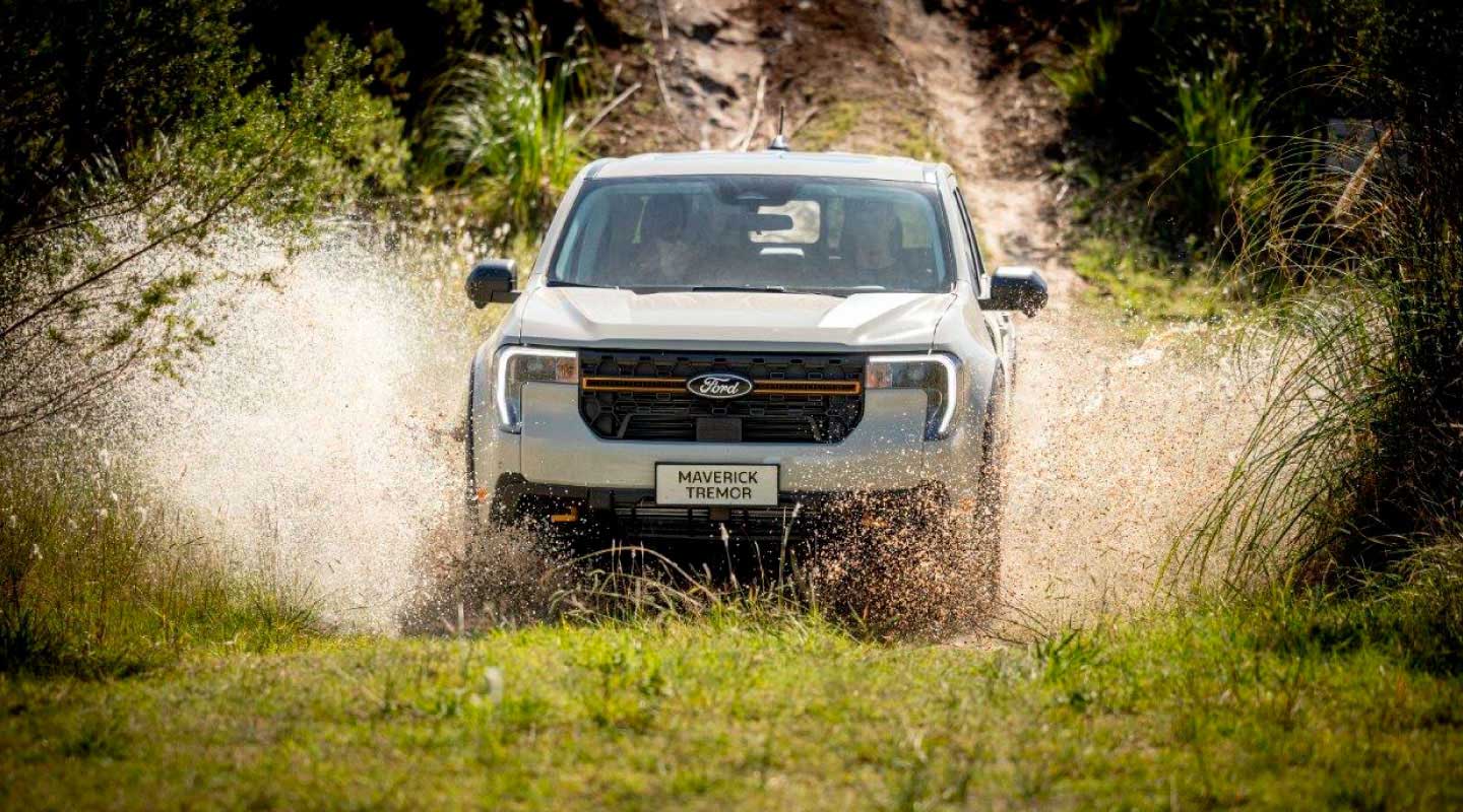 Ranger Raptor™: para los fanáticos de explorar los destinos extremos del país, donde manejar por caminos empedrados e inclinados representa un verdadero desafío, Ranger Raptor es el mejor aliado. Equipado con tracción 4x4, amortiguadores de alto desempeño FOX Live Valve 2.5’’, control electrónico de descensos y asistencia en partida en pendientes; está diseñada para conquistar las montañas con potencia, seguridad y control. 