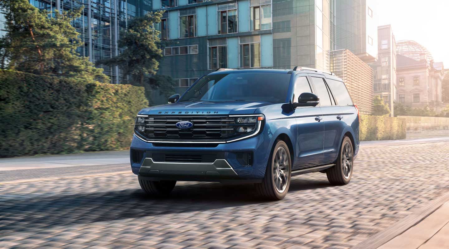 Nueva Bronco Sport: aventura y tecnología en cada terreno   La Nueva Bronco Sport amplía su oferta con dos nuevas versiones: Outer Banks, para los clientes que priorizan el confort, la tecnología y el estilo sin dejar de lado la posibilidad de escaparse, y Badlands, diseñada para conquistar terrenos extremos. Estas se suman a la ya conocida versión Big Bend, ofreciendo una propuesta versátil para todo tipo de conductores.  En cuanto a motorización, Big Bend y Outer Banks están equipadas con un motor 1.5L Ecoboost que entrega 181 HP, mientras que Badlands incorpora un potente motor 2.0L Ecoboost de 250 HP. Todas las configuraciones están asociada a una transmisión automática de 8 velocidades, y Badlands añade Select Shift y Paddle Shifters.   Toda la línea Bronco Sport ofrece tracción integral a las cuatro ruedas y el sistema de gestión de terrenos G.O.A.T ("Goes Over Any Terrain") con cinco modos de manejo: Normal, Eco, Sport, Resbaladizo y Todoterreno. En el caso de Badlands, se suman dos modos adicionales: Rally, que ofrece una conducción más dinámica en arena y Rock Crawl, para conducción de baja velocidad en caminos rocosos. Además, esta versión incorpora bloqueo electrónico de diferencial trasero y central, el sistema Trail Control con función One-Pedal y la suspensión H.O.S.S. (High-Performance Off-Road Stability Suspension).     El diseño exterior refuerza su carácter robusto y funcional, destacando una parrilla frontal renovada, faros circulares LED, techo estilo Safari bitono y neumáticos todoterreno. En el interior, Bronco Sport combina materiales resistentes con soluciones inteligentes de almacenamiento. Por su parte, la versión Badlands suma detalles exclusivos como piso lavable de goma, guantera oculta y tomas de corriente de 400W.   El Nuevo Bronco Sport está disponible desde US$ 39,990 o S/ 151,961 en 6 colores: Verde, Beige Arena, Azul Velocidad, Gris Carbonizado, Gris Azulado y Negro Profundo. 