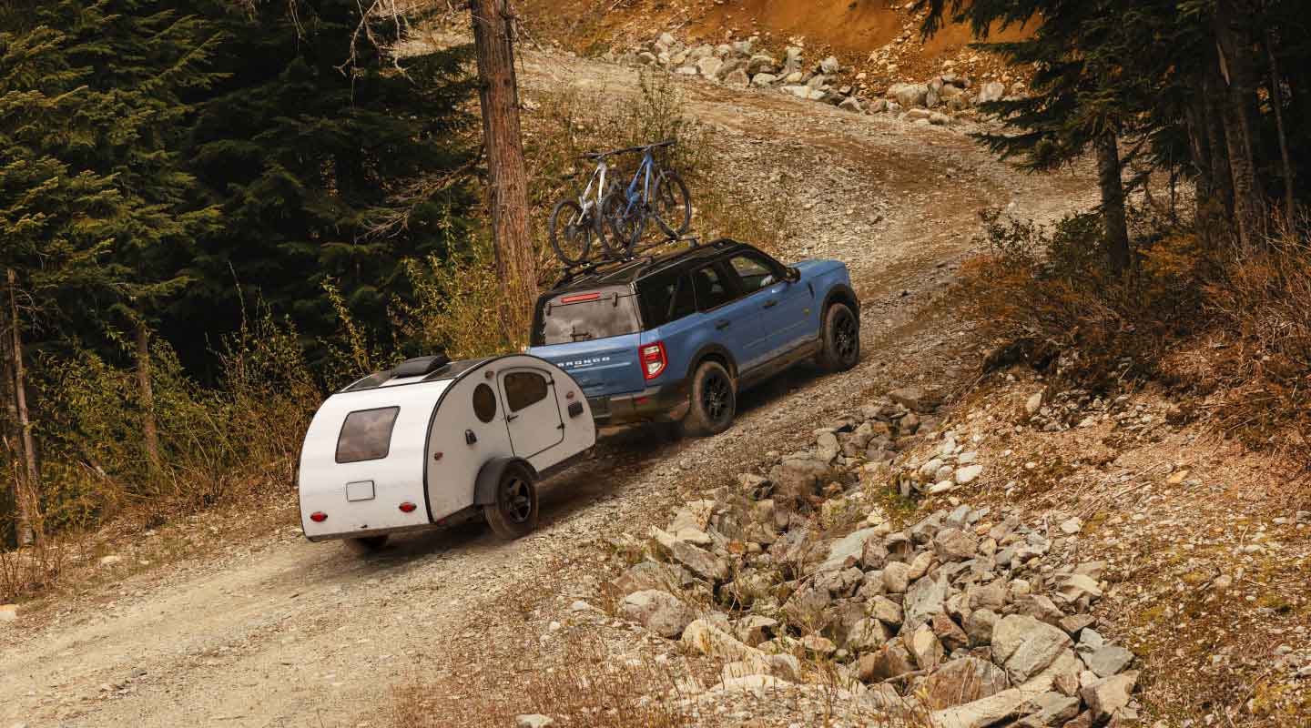 Nuevo Bronco: la evolución del ícono de la aventura    El emblemático Ford Bronco se actualiza con la llegada de su nueva versión Badlands en reemplazo de Wildtrak, que reafirma el compromiso de Ford de ofrecer capacidades todoterreno excepcionales. Esta evolución consolida a Bronco como un referente indiscutible en el segmento off-road. El Nuevo Bronco está equipado con un potente motor 2.7L EcoBoost  V6 Bi-Turbo, que entrega 315 HP de potencia y 556 Nm de torque, acoplado a una transmisión automática de 10 velocidades para un desempeño ágil y confiable en cualquier terreno.    La experiencia todoterreno se eleva con una nueva pantalla 100% digital de 12”, que moderniza el tablero y mejora la interacción del conductor. Como novedad, la barra estabilizadora delantera desconectable permite maximizar el desempeño en terrenos extremos. Además, el modo de conducción Rock/Crawl reemplaza al modo Sport, ajustando automáticamente los diferenciales, la barra estabilizadora y la respuesta del acelerador para enfrentar terrenos desafiantes como la escalada de rocas.   Esta SUV mantiene características emblemáticas como el paquete Sasquatch y el Trail Tool Box, que integra Trail Control, Trail Turn Asist y Trail One-Pedal Drive, diseñadas para maximizar la experiencia todoterreno. También conserva las puertas y el techo desmontable, elementos que han definido su espíritu aventurero.   Disponible en colores exclusivos como Gris Azulado, Negro Profundo, Azul Velocidad, Gris Carbonizado y Verde Metálico, el Nuevo Bronco ya está disponible por US$ 84,990 o S/ 331,461. 