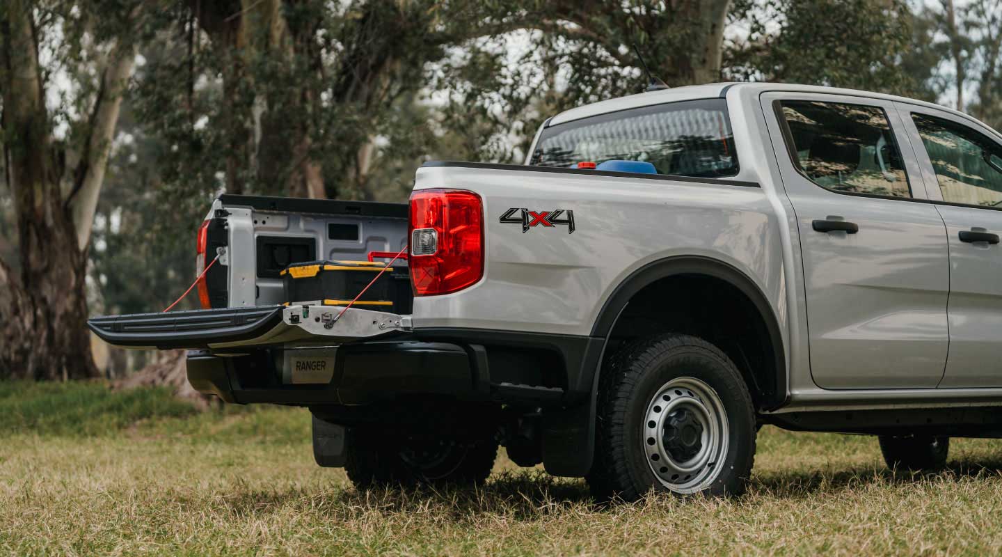 Ford Ranger con la tapa de la caja abierta