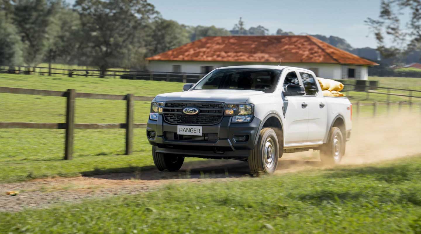 Ford Ranger en camino de tierra