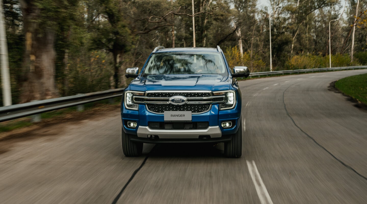 Ford pick-up Ranger en una carretera