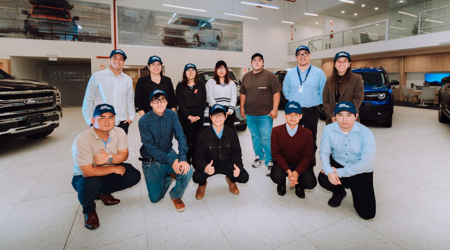 Estudiantes del programa Ford <ENTER> posan durante una jornada de datos y tecnología en una sede de Ford Perú.