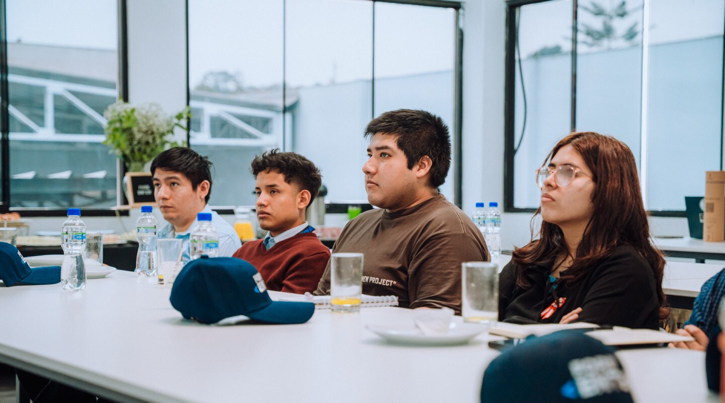 Estudiantes del programa Ford <ENTER> posan durante una jornada de datos y tecnología en una sede de Ford Perú.