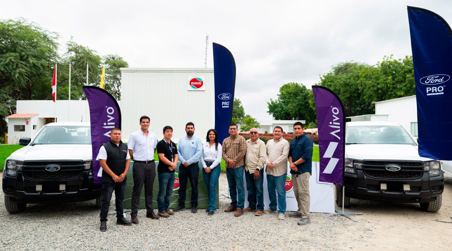 Representantes de Ford PRO y Alivo Perú posan junto a dos Ford Ranger en las instalaciones de Ecosac en Piura.