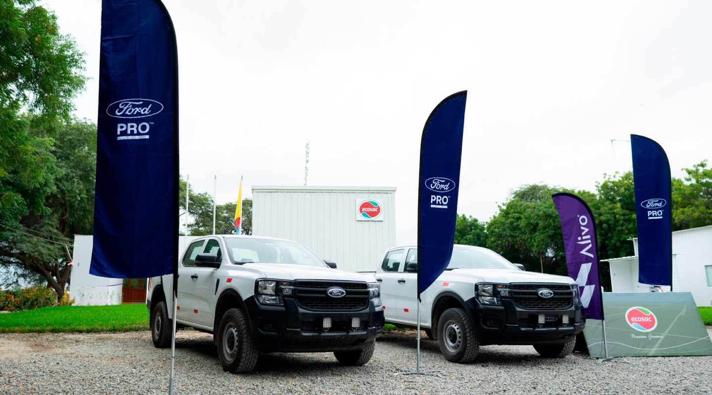 Dos Ford Ranger blancas exhibidas con banderas de Ford PRO y Alivo en las instalaciones de Ecosac en Piura.