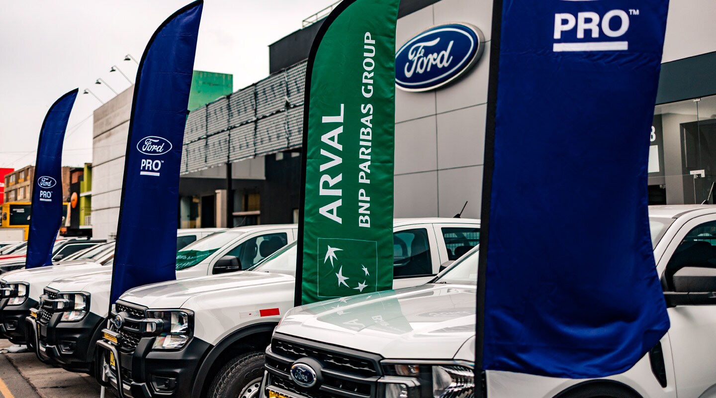 Camionetas Ford Ranger blancas exhibidas frente a una sede de Ford PRO, junto a banderas de Arval.