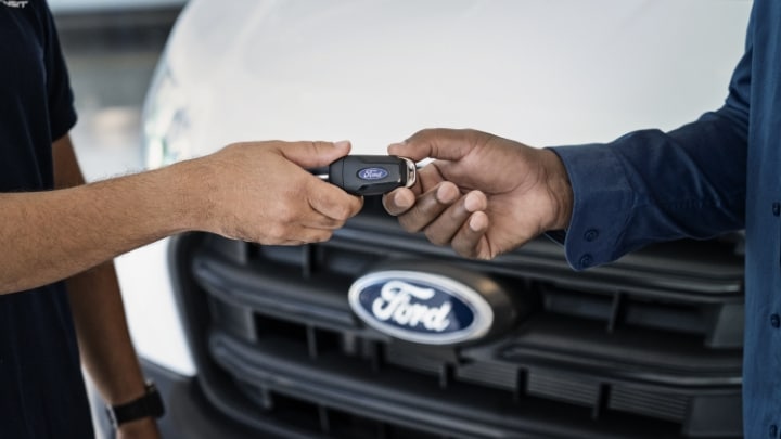 Entrega de llaves de vehículo Ford listo para tu negocio