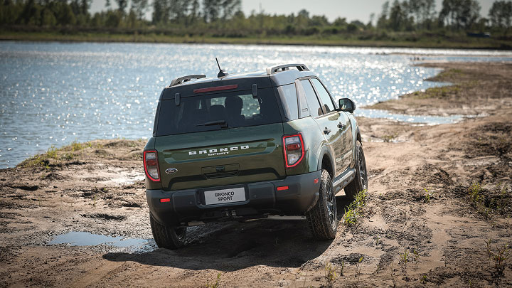 Ford Explorer con motor Ecoboost 2.3L en la ruta